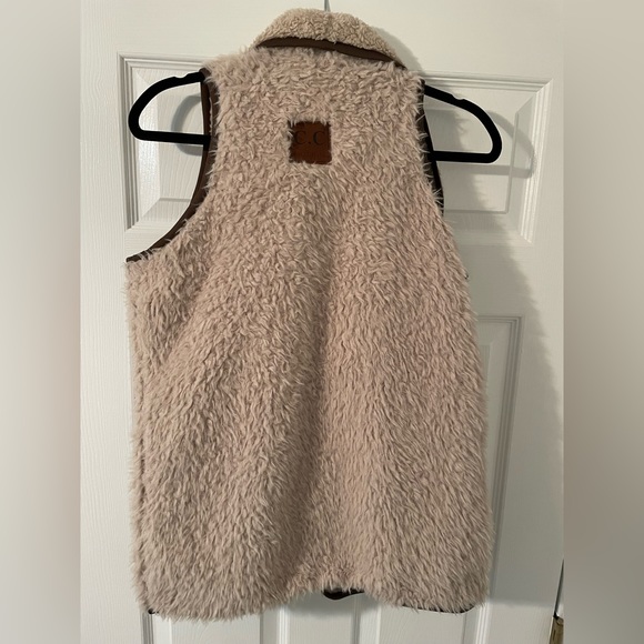 C.C. Exclusives Reversible Faux Fur Vest with pockets - Picture 3 of 4